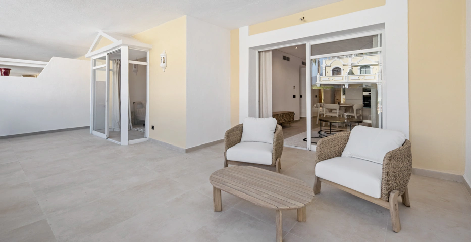 Apartamento de Tres Dormitorios Totalmente Renovado en el Corazón de Nueva Andalucía, Aloha