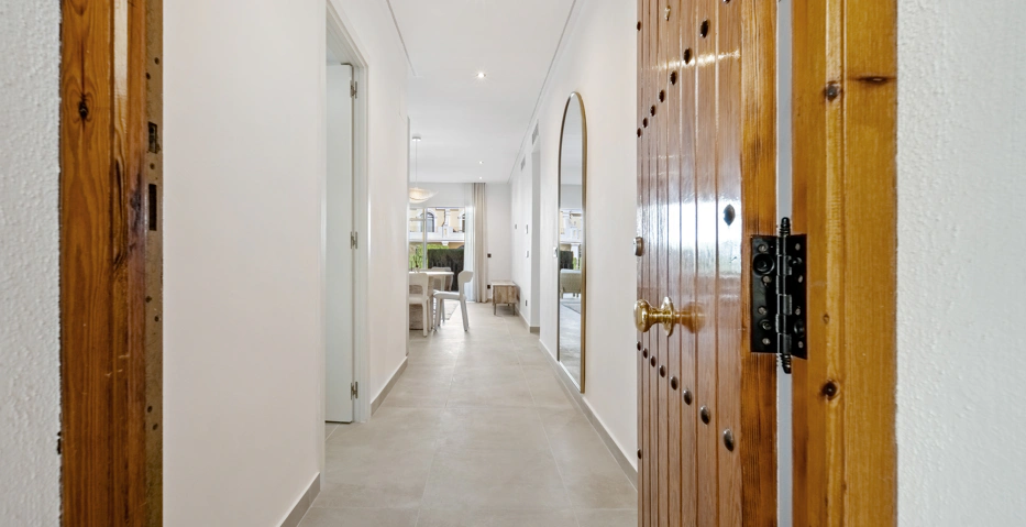 Apartamento de Tres Dormitorios Totalmente Renovado en el Corazón de Nueva Andalucía, Aloha