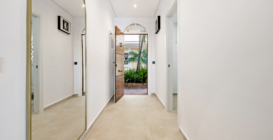 Apartamento de Tres Dormitorios Totalmente Renovado en el Corazón de Nueva Andalucía, Aloha