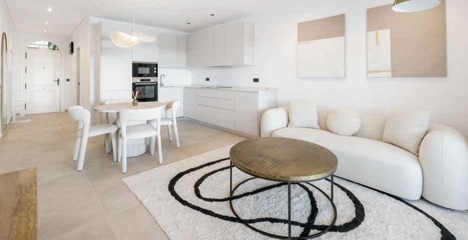 Apartamento de Tres Dormitorios Totalmente Renovado en el Corazón de Nueva Andalucía, Aloha