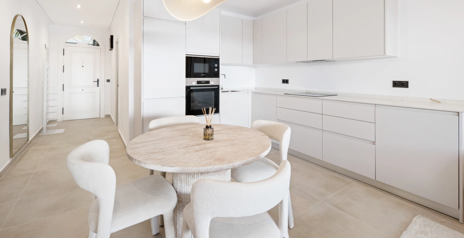 Apartamento de Tres Dormitorios Totalmente Renovado en el Corazón de Nueva Andalucía, Aloha