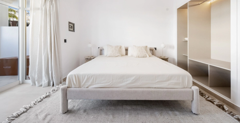 Apartamento de Tres Dormitorios Totalmente Renovado en el Corazón de Nueva Andalucía, Aloha