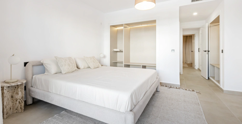 Apartamento de Tres Dormitorios Totalmente Renovado en el Corazón de Nueva Andalucía, Aloha