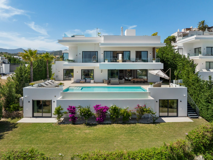 Luxury Contemporary Villa with Panoramic Sea Views in La Resina Golf