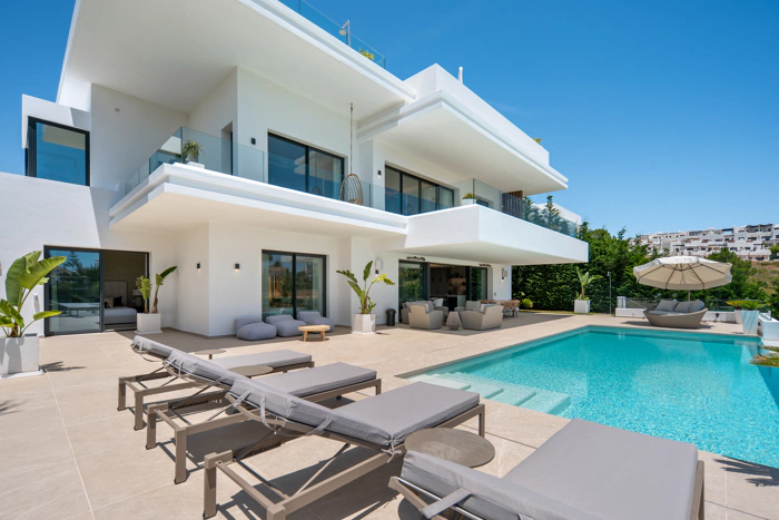 Luxury Contemporary Villa with Panoramic Sea Views in La Resina Golf