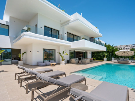 Luxury Contemporary Villa with Panoramic Sea Views in La Resina Golf