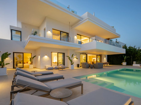 Luxury Contemporary Villa with Panoramic Sea Views in La Resina Golf