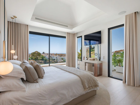 Villa Contemporánea de Lujo con Vistas Panorámicas al Mar en La Resina Golf