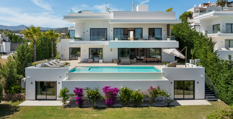 Luxury Contemporary Villa with Panoramic Sea Views in La Resina Golf