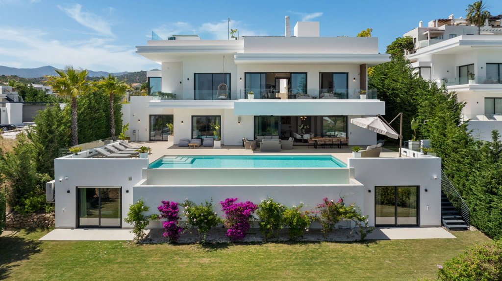 Luxury Contemporary Villa with Panoramic Sea Views in La Resina Golf