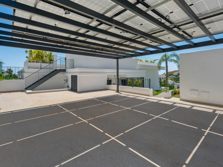 Luxury Contemporary Villa with Panoramic Sea Views in La Resina Golf