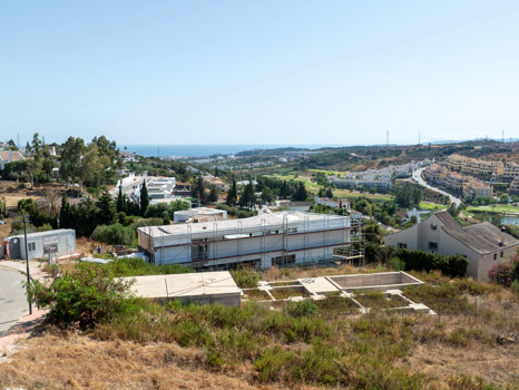 Plot with project and structure in Estepona with sea and golf views