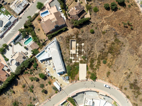 Plot with project and structure in Estepona with sea and golf views