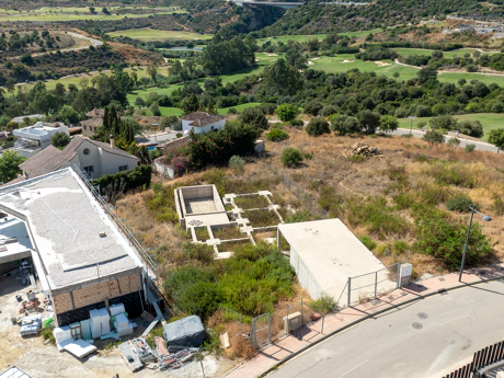Plot with project and structure in Estepona with sea and golf views
