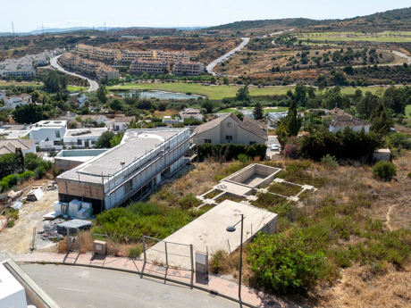 Plot with project and structure in Estepona with sea and golf views