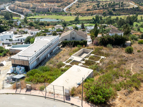 Plot with project and structure in Estepona with sea and golf views