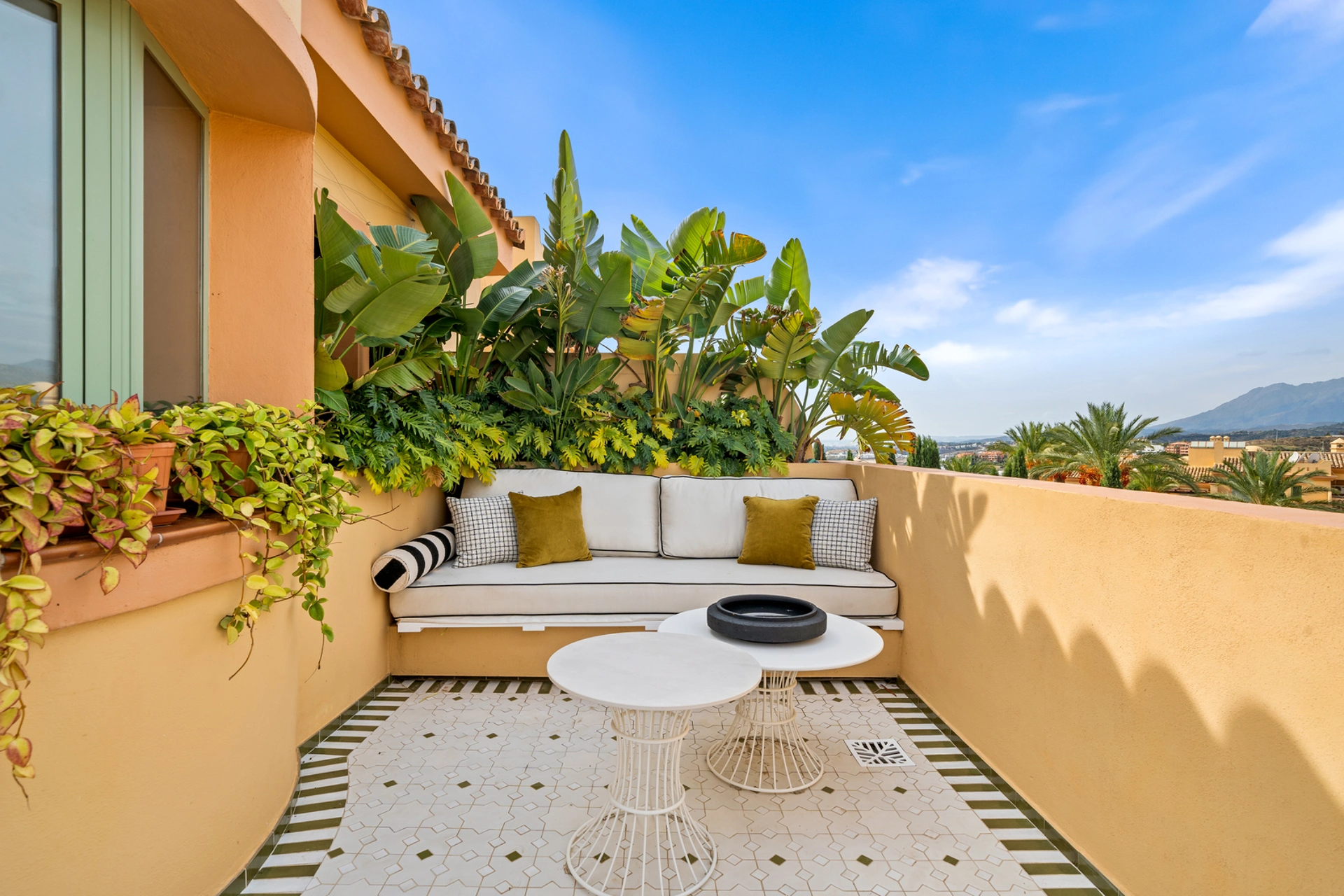 Penthouse for sale in Los Flamingos, Benahavis