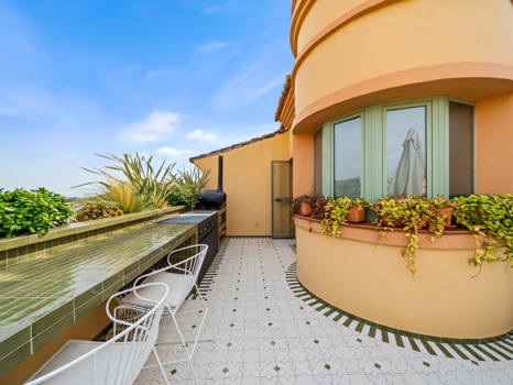Luxury three-Bedroom Penthouse with expansive Sea Views in Four Seasons