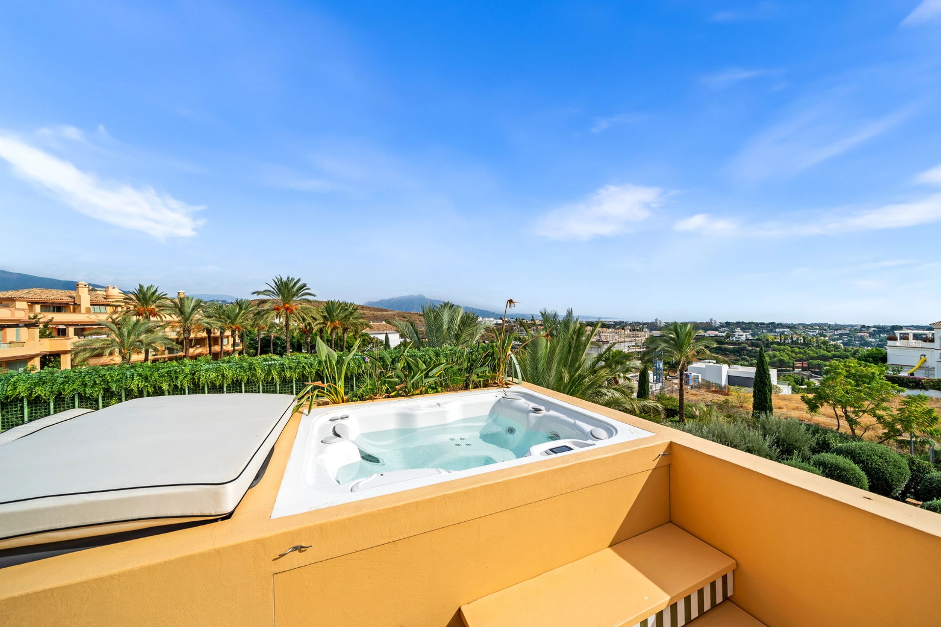 Penthouse for sale in Los Flamingos, Benahavis