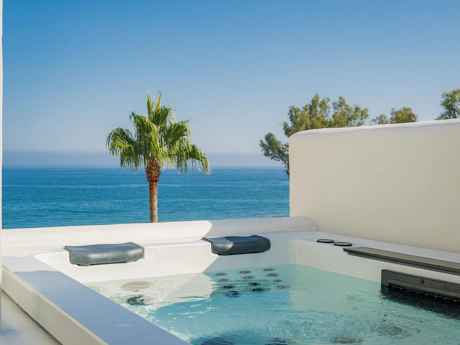 Exquisite Renovated Beachfront Penthouse in Bahía del Velerín