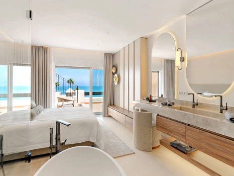 Exquisite Renovated Beachfront Penthouse in Bahía del Velerín