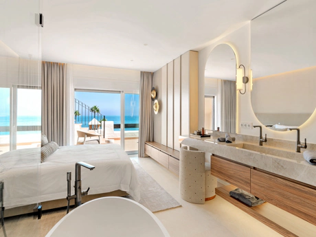 Exquisite Renovated Beachfront Penthouse in Bahía del Velerín