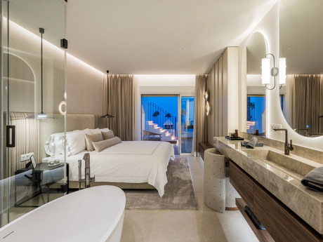 Exquisite Renovated Beachfront Penthouse in Bahía del Velerín