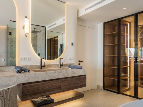 Exquisite Renovated Beachfront Penthouse in Bahía del Velerín