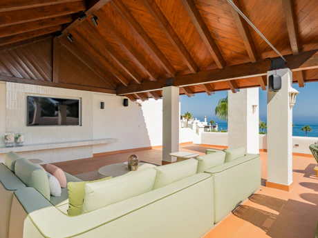 Exquisite Renovated Beachfront Penthouse in Bahía del Velerín