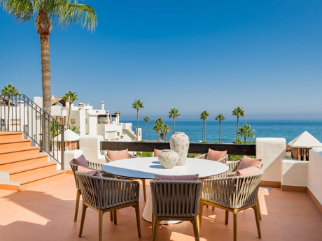 Exquisite Renovated Beachfront Penthouse in Bahía del Velerín