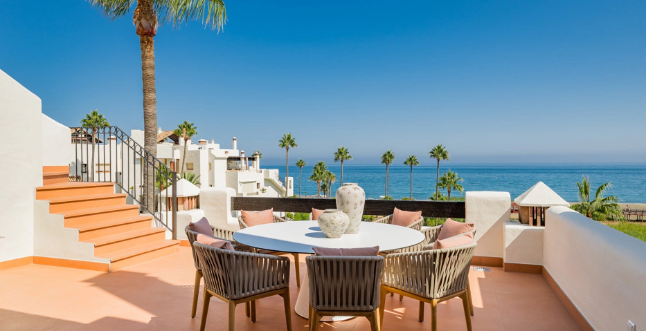 Exquisite Renovated Beachfront Penthouse in Bahía del Velerín