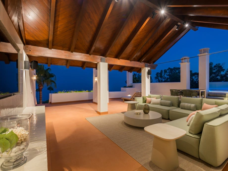 Exquisite Renovated Beachfront Penthouse in Bahía del Velerín