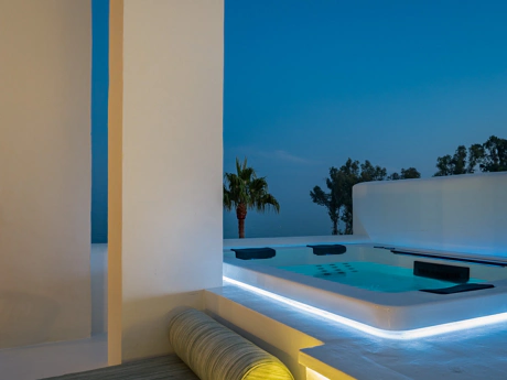 Exquisite Renovated Beachfront Penthouse in Bahía del Velerín
