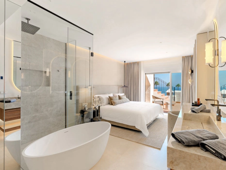 Exquisite Renovated Beachfront Penthouse in Bahía del Velerín