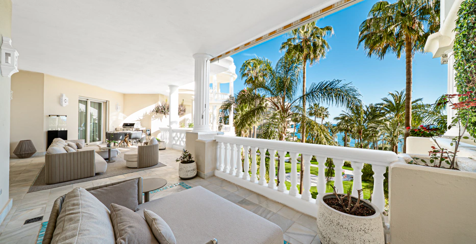 Las Dunas Park | Luxury Frontline Beach Apartment in Estepona