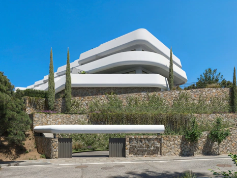 Elevated Living Between Sea, Golf, and Serenity