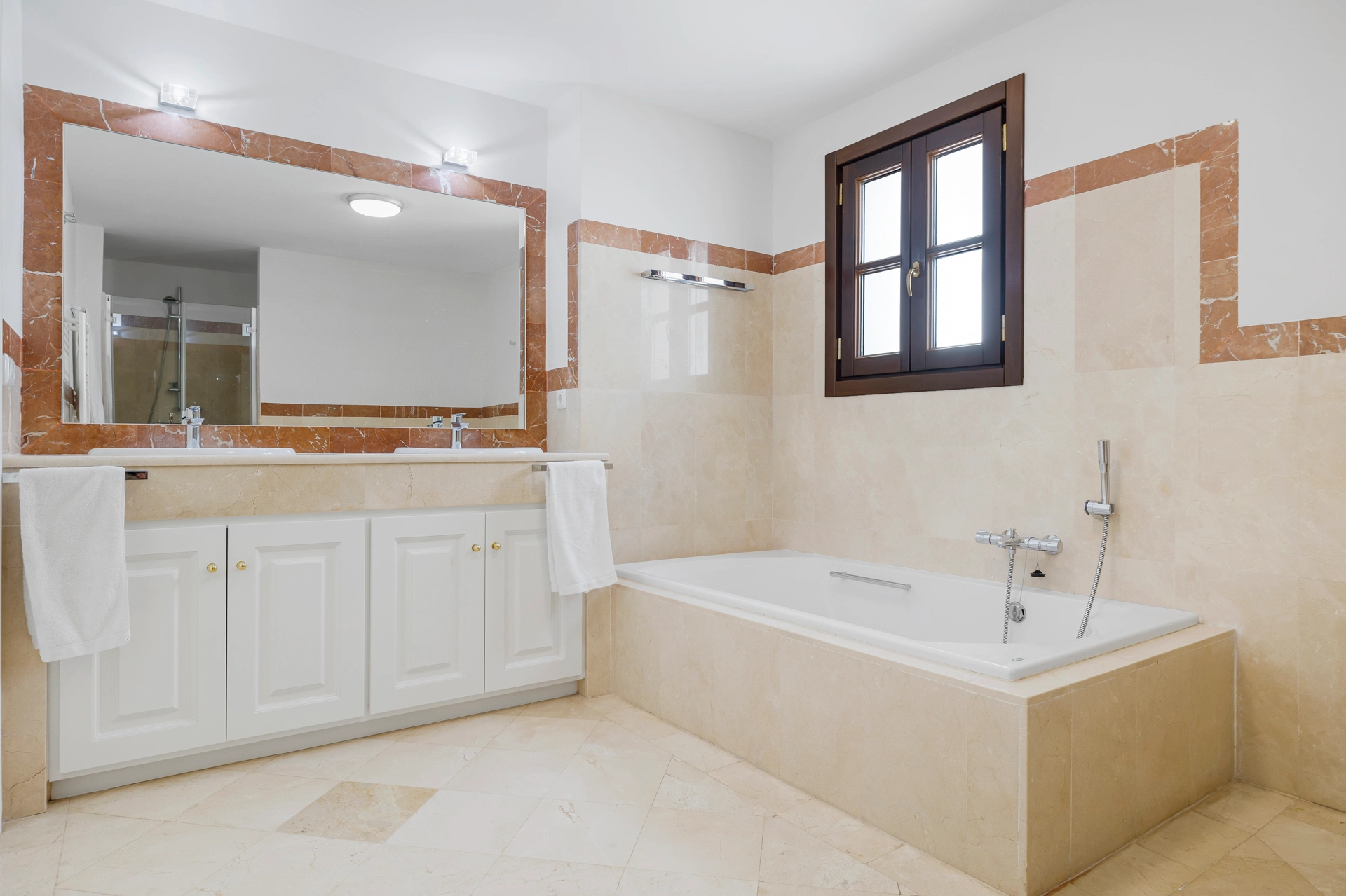 Town House for sale in Benahavis