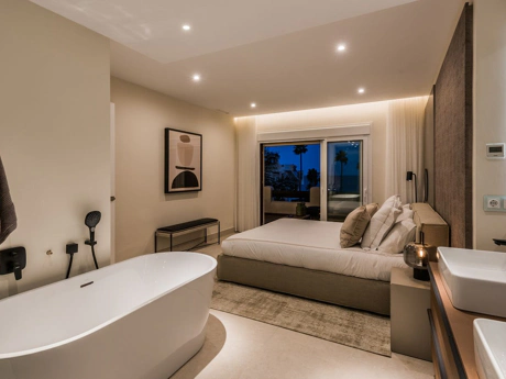 Apartment for sale in New Golden Mile, Estepona East