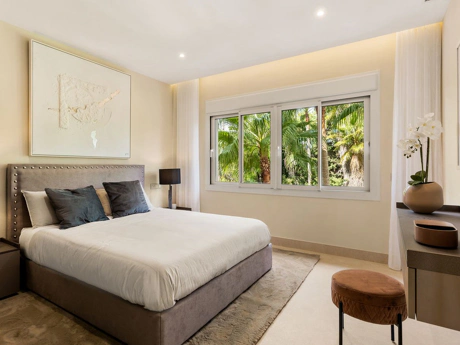 Apartment for sale in New Golden Mile, Estepona East