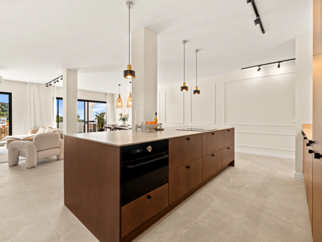 Elegant Renovated Apartment with Panoramic Golf, Sea & La Concha Views