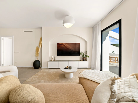 Elegant Renovated Apartment with Panoramic Golf, Sea & La Concha Views