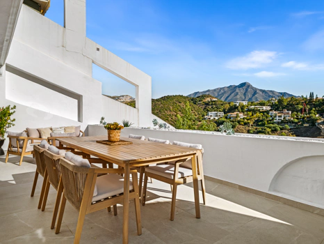 Elegant Renovated Apartment with Panoramic Golf, Sea & La Concha Views
