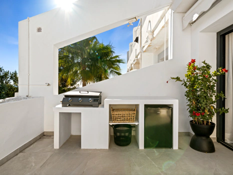 Elegant Renovated Apartment with Panoramic Golf, Sea & La Concha Views