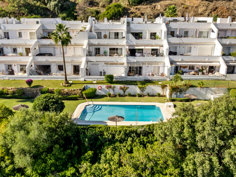 Elegant Renovated Apartment with Panoramic Golf, Sea & La Concha Views