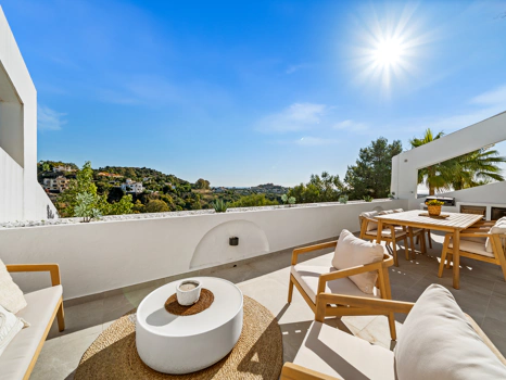 Elegant Renovated Apartment with Panoramic Golf, Sea & La Concha Views