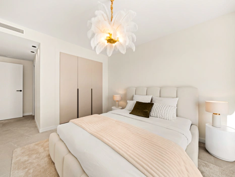 Elegant Renovated Apartment with Panoramic Golf, Sea & La Concha Views