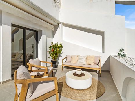 Elegant Renovated Apartment with Panoramic Golf, Sea & La Concha Views