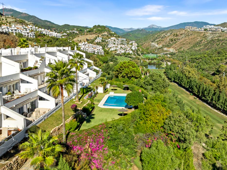 Elegant Renovated Apartment with Panoramic Golf, Sea & La Concha Views