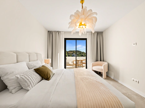 Elegant Renovated Apartment with Panoramic Golf, Sea & La Concha Views