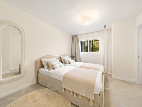Elegant Renovated Apartment with Panoramic Golf, Sea & La Concha Views